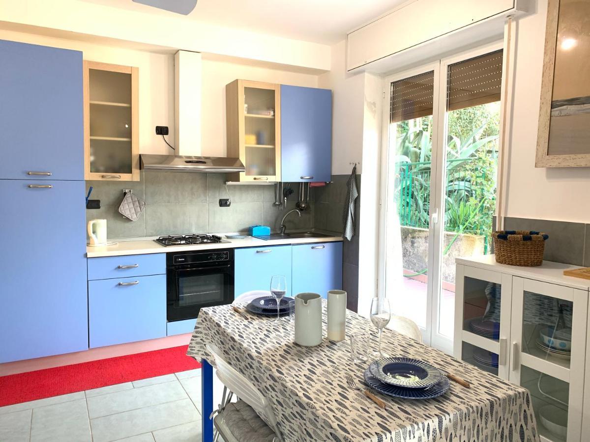 Sunray By The Sea Apartment Леванто Екстериор снимка